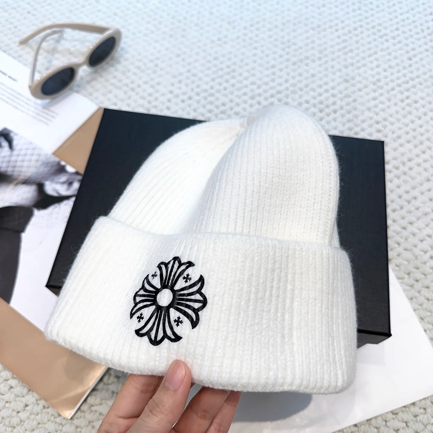 P46 🤍Chrome hearts new autumn and winter cross knitted hat🧶 One of the must-have hats in autumn and winter~ It really looks good on whoever wears it~, it is also a perfect match in black and white and gray in autumn~